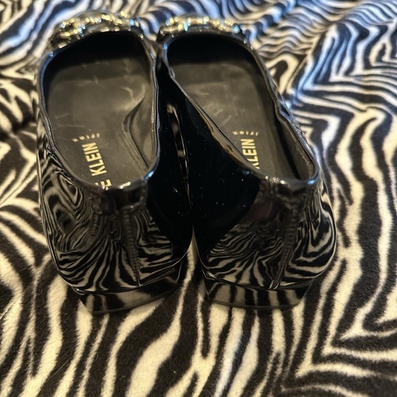 Anne Klein Cora Patent Leather Buckle Chain Detail Ballet Flats - Picture 5 of 6